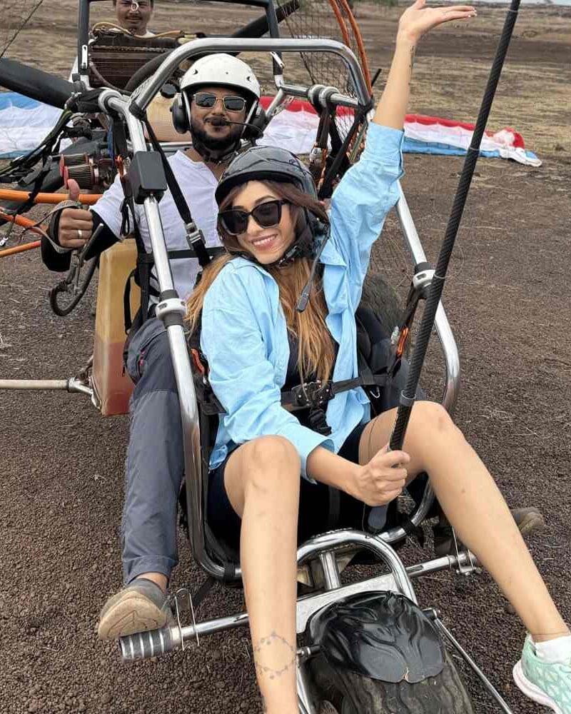Guests laughing and chatting with the pilot before their paramotoring flight